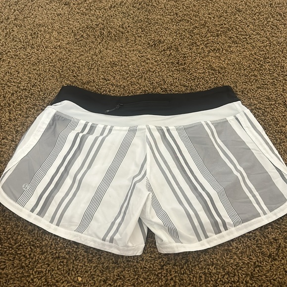 LULULEMON Striped Speed Up Women’s Athletic Shorts Size 10. SOLD - Picture 3 of 4